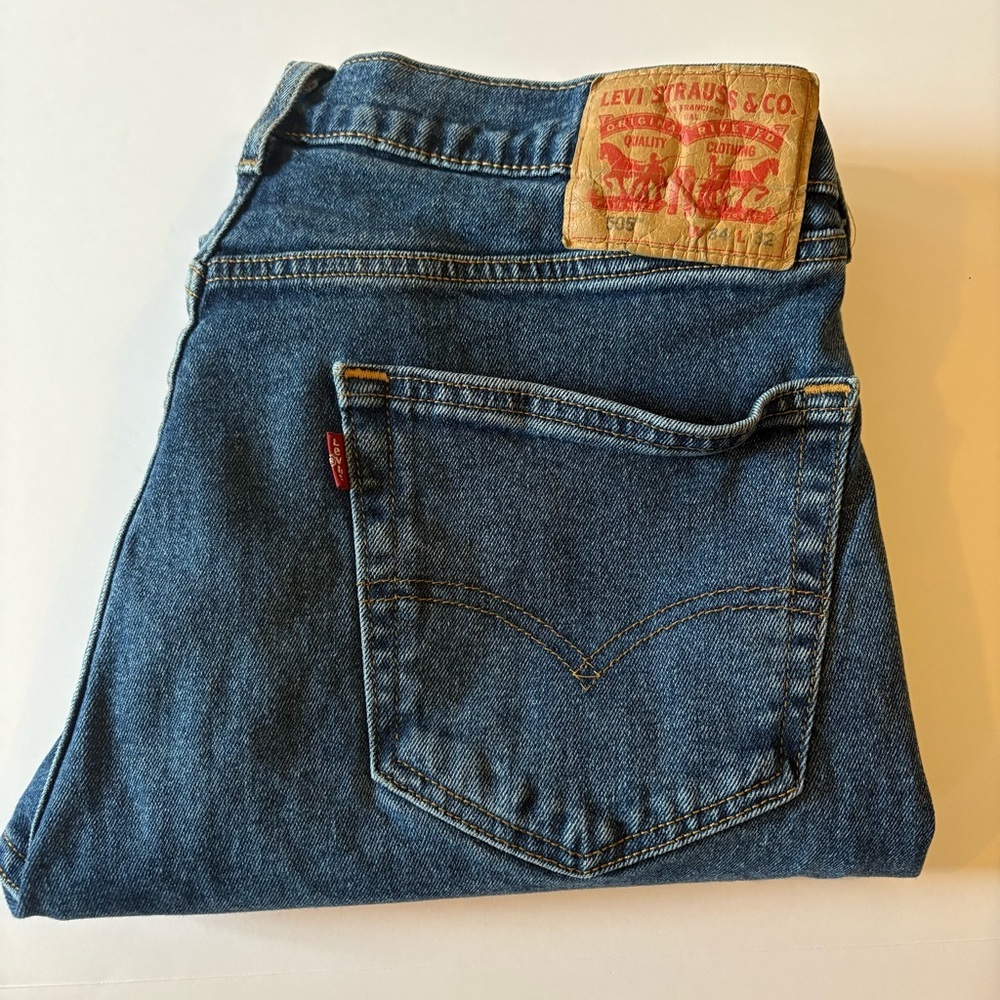 Levi's 505, Straight leg Blue Jeans Men’s Size 34x32 fit a little smaller. - Picture 12 of 15